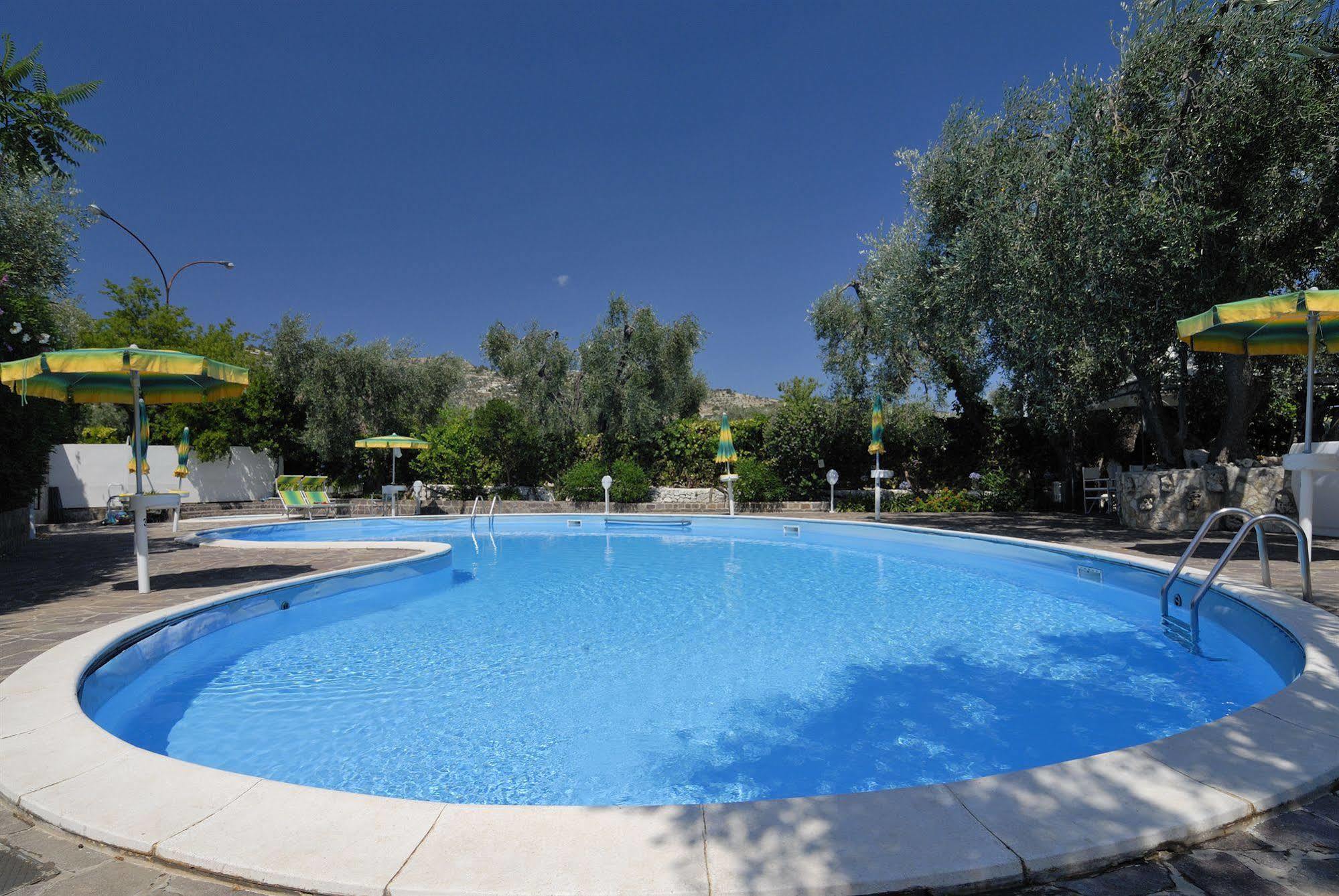 Hotel Apeneste Mattinata Kültér fotó